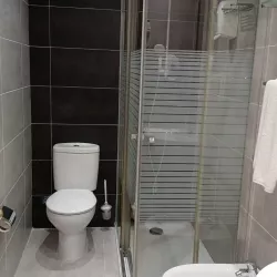 Baño completo con mobiliario funcional