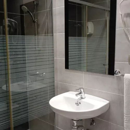 Baño funcional con ducha y espejo