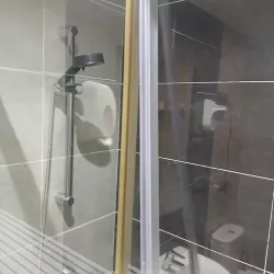 Ducha moderna con mampara