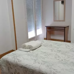 Habitación luminosa y funcional