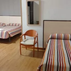 Habitación triple amplia y acogedora