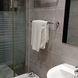 Baño completo con bidé y lavabo