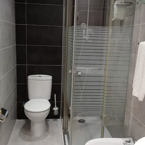 Baño completo con mobiliario funcional