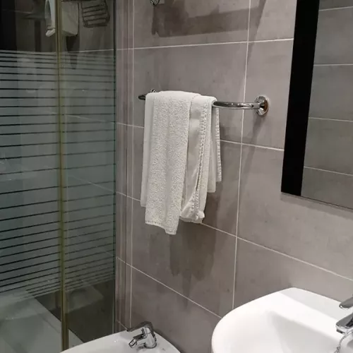Baño completo con bidé y lavabo
