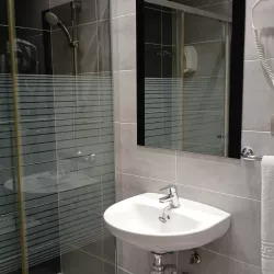 Baño funcional con ducha y espejo